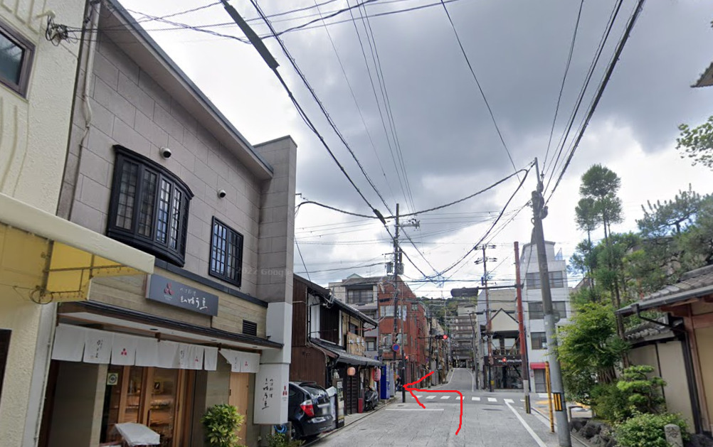 約200ｍほど行くと、広い道に交わりますので、左折します。