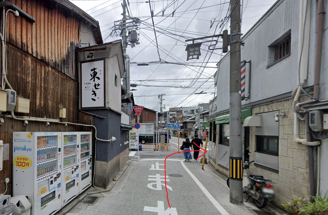 約200ｍ先の交差点を右折します。