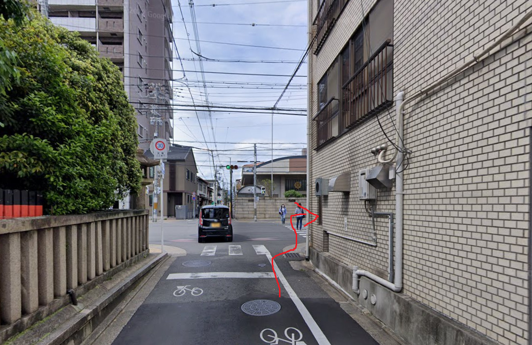 約200ｍ先の信号を右折します。