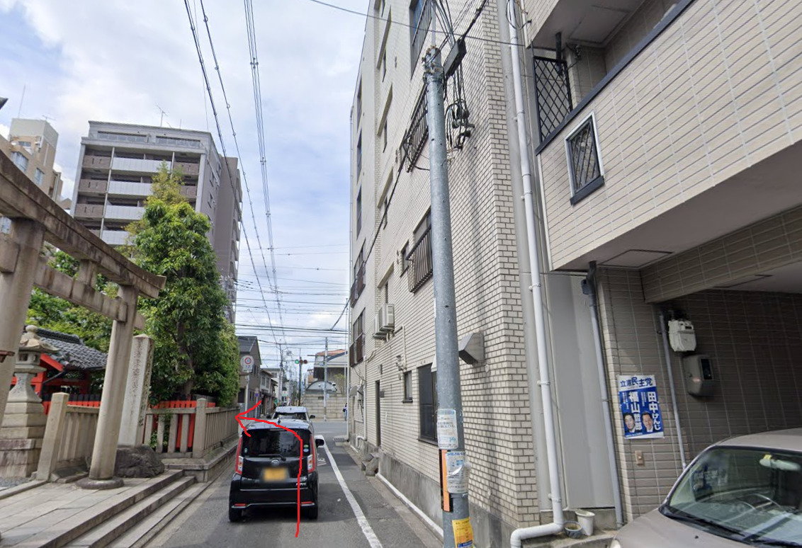 約200ｍ先の信号を左折します。