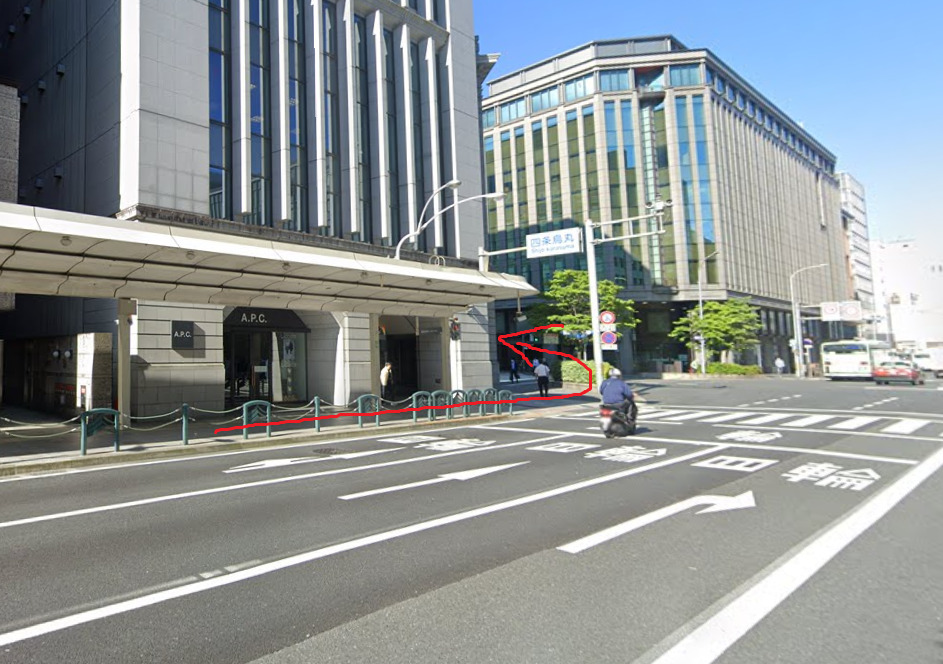 約200ｍ先の信号を左折します。