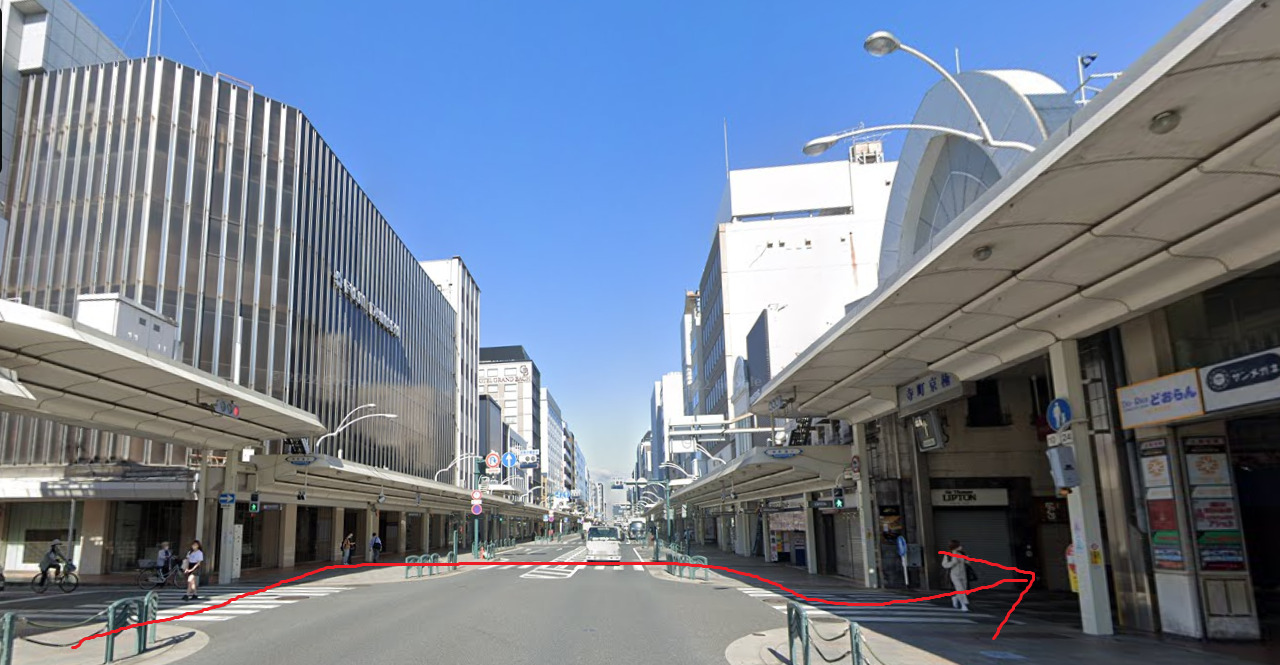 約200ｍ先を右折して、商店街を進みます。