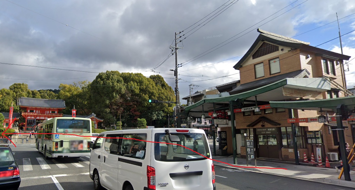約200ｍ行くと、八坂神社に突き当たりますので、左折します。