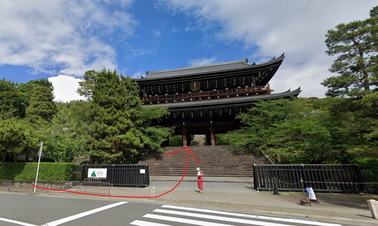 約200ｍ行くと、左側に知恩院の三門が見えてきます。