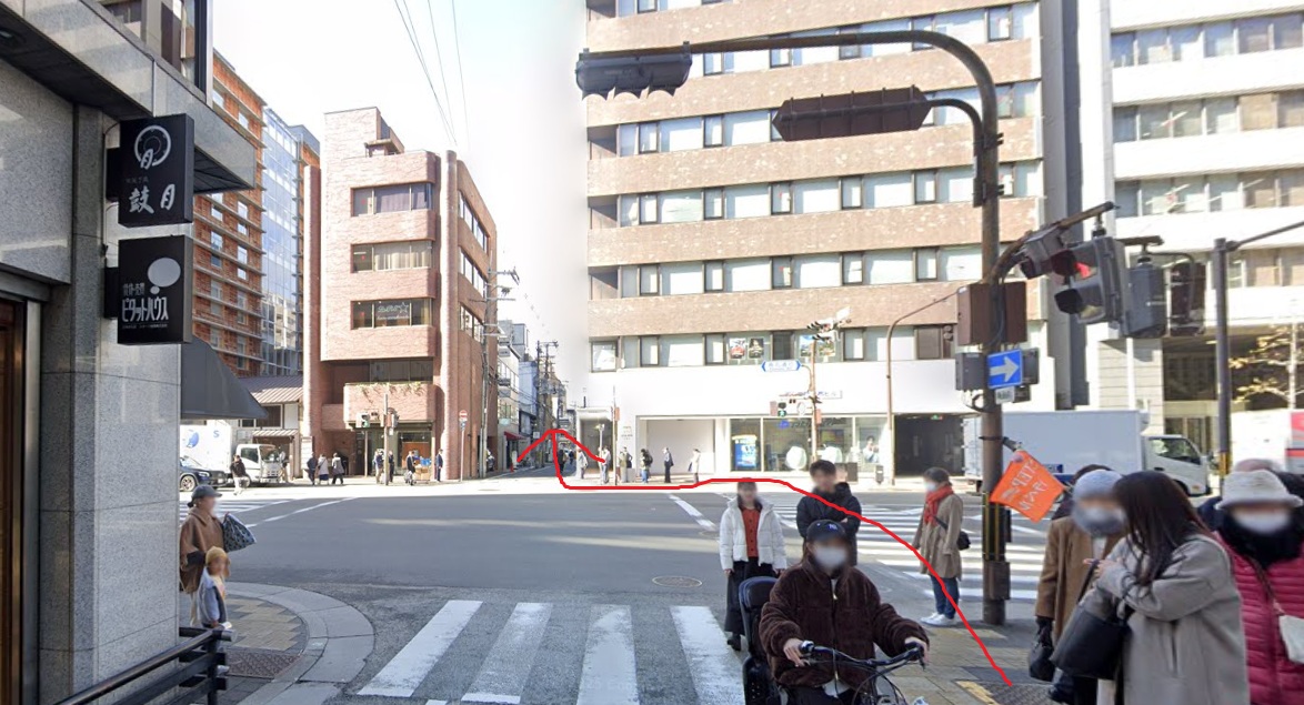 約200ｍ行くと、広い通りに交わりますが、ここも直進します。
