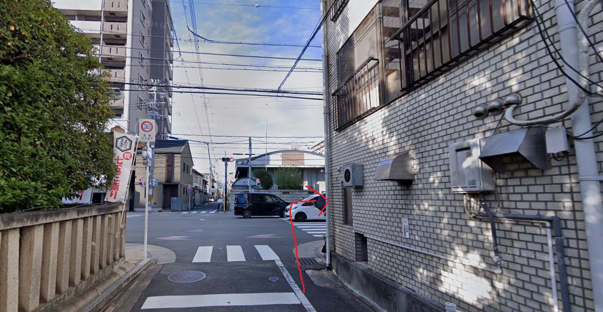 約200ｍ行くと、広い通りに出ますので、横断歩道を渡ってから右折します