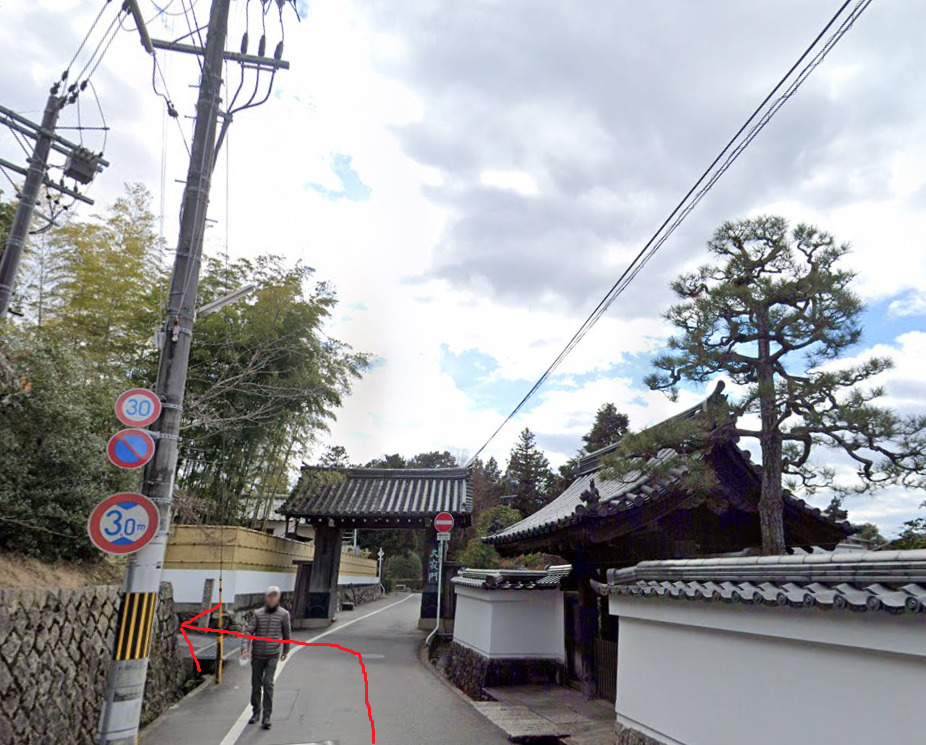 約500ｍ先の、南禅寺の龍渕閣を左折します。