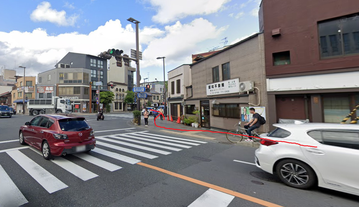 約500ｍ先の、東山三条の交差点を右折します。