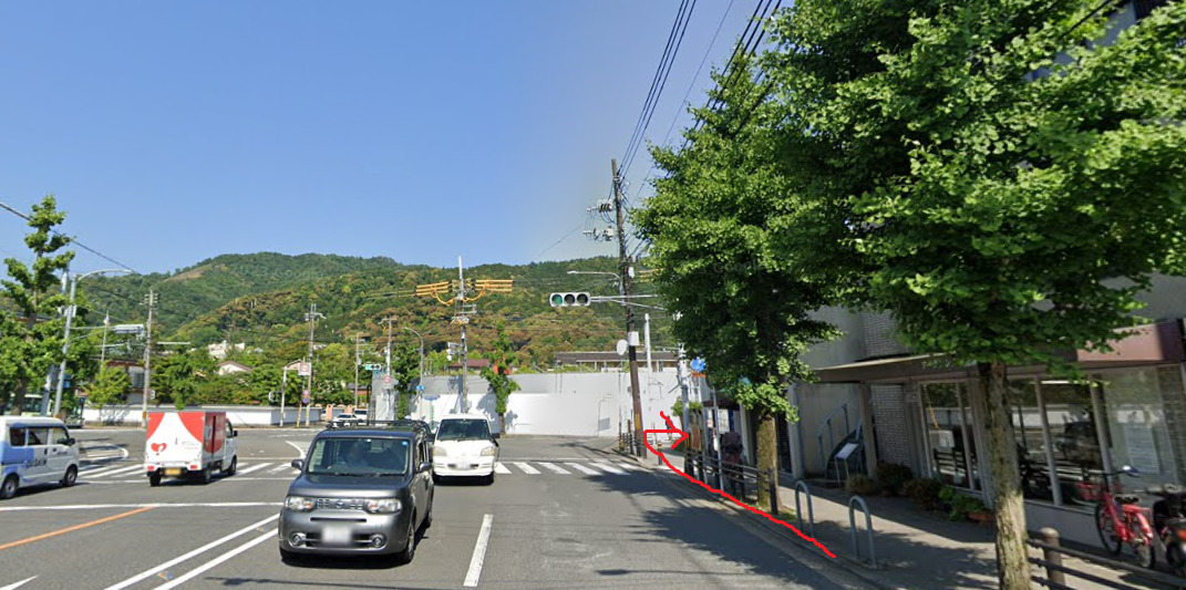 約50ｍ先の信号を左折します。