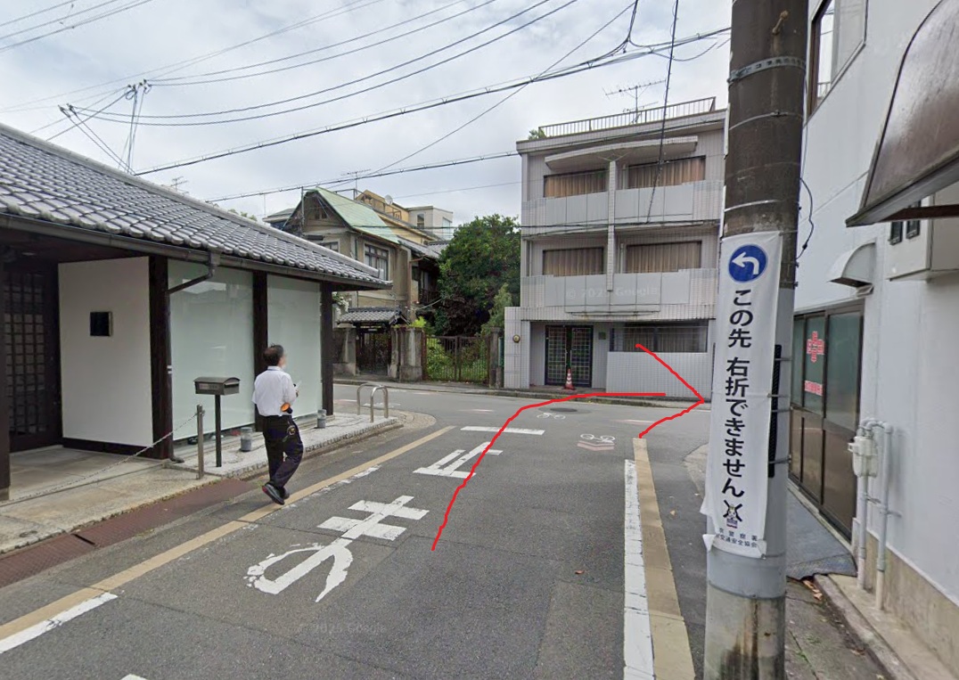 約50ｍ行くと突き当たりますので、右折します。