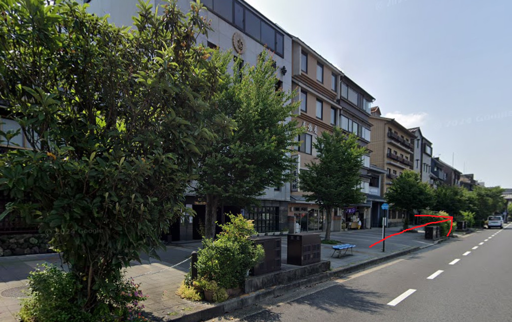 西本願寺前バス停に着いたら、南方向に進みます。南方向は、バスの進行方向になります。