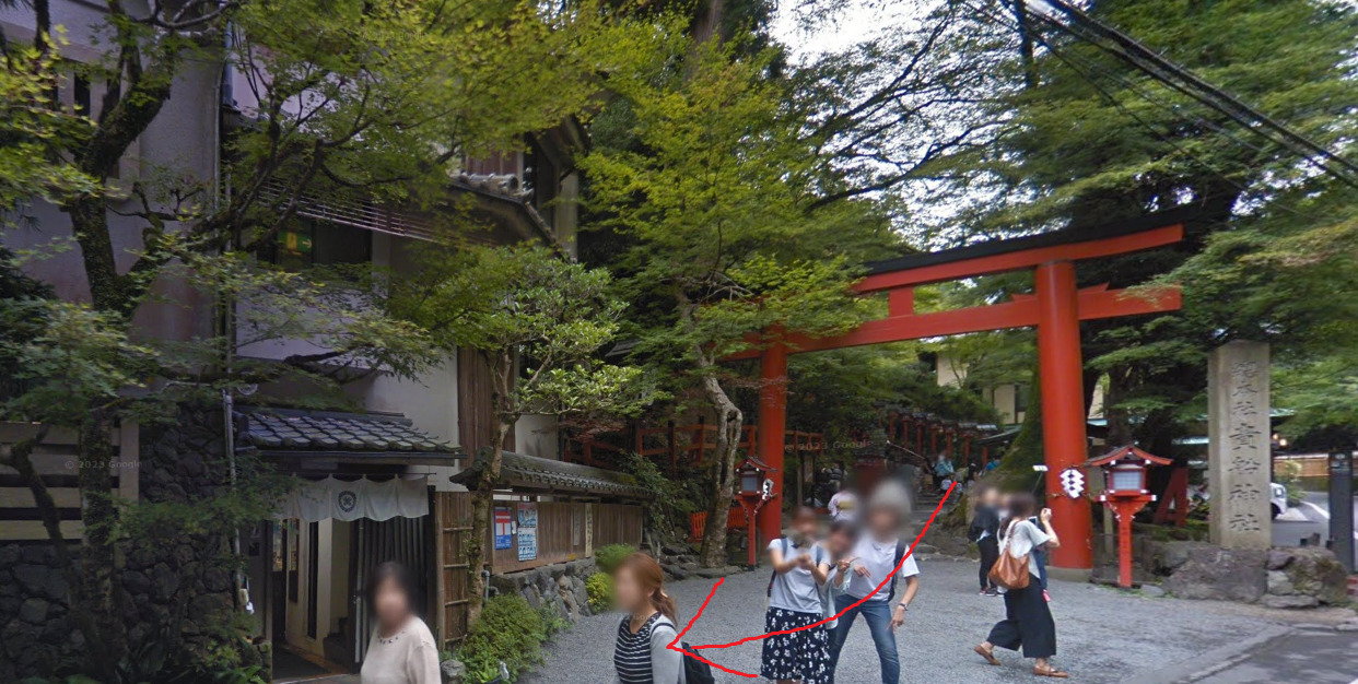 貴船神社の南参道の鳥居から出て、真っすぐ進みます。