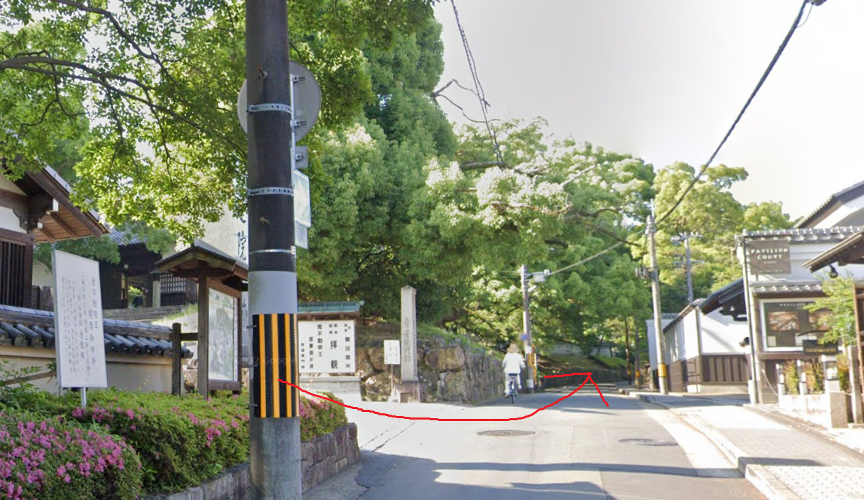 青蓮院から出て、左方向に進みます。