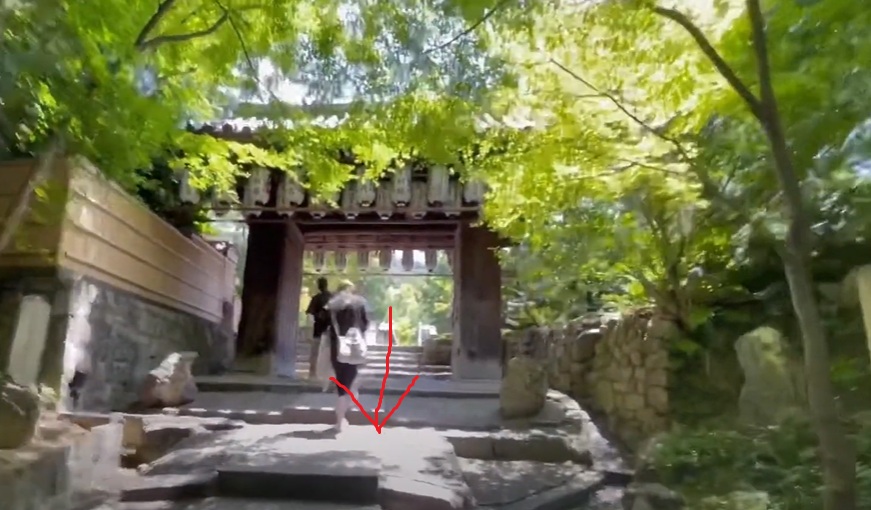 高台寺の出入り口である台所門から案内します。