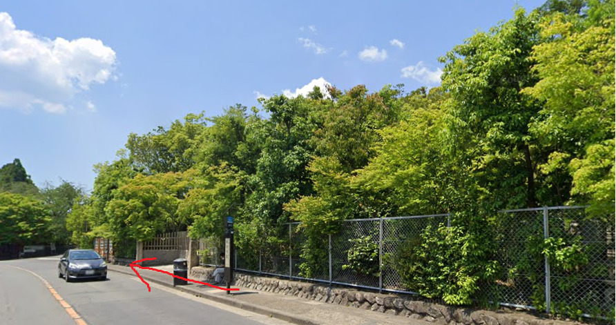 龍安寺前バス停に着いたら、西方向に進みます。西方向は、バスの進行方向の反対側になります。