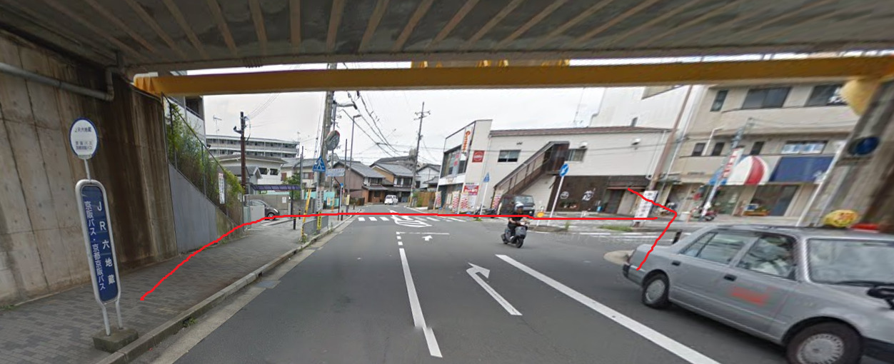 JR六地蔵バス停に着いたら、西方向に進みます。西方向は、バスの進行方向になります。そして、すぐを右折します。