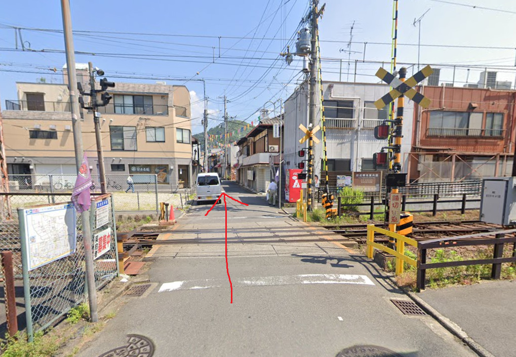 さらに真っすぐ進みます。