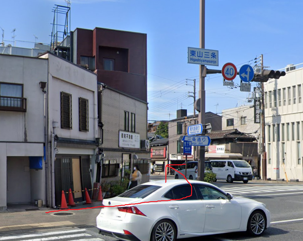 すぐの交差点を、左方向に進みます。