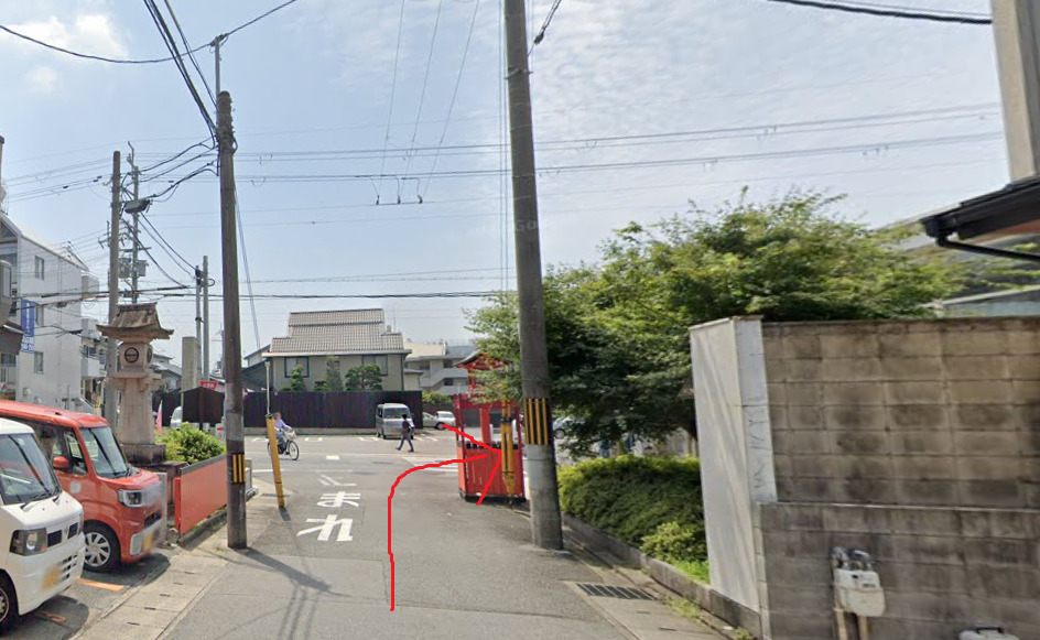 すぐの交差点を右折します。