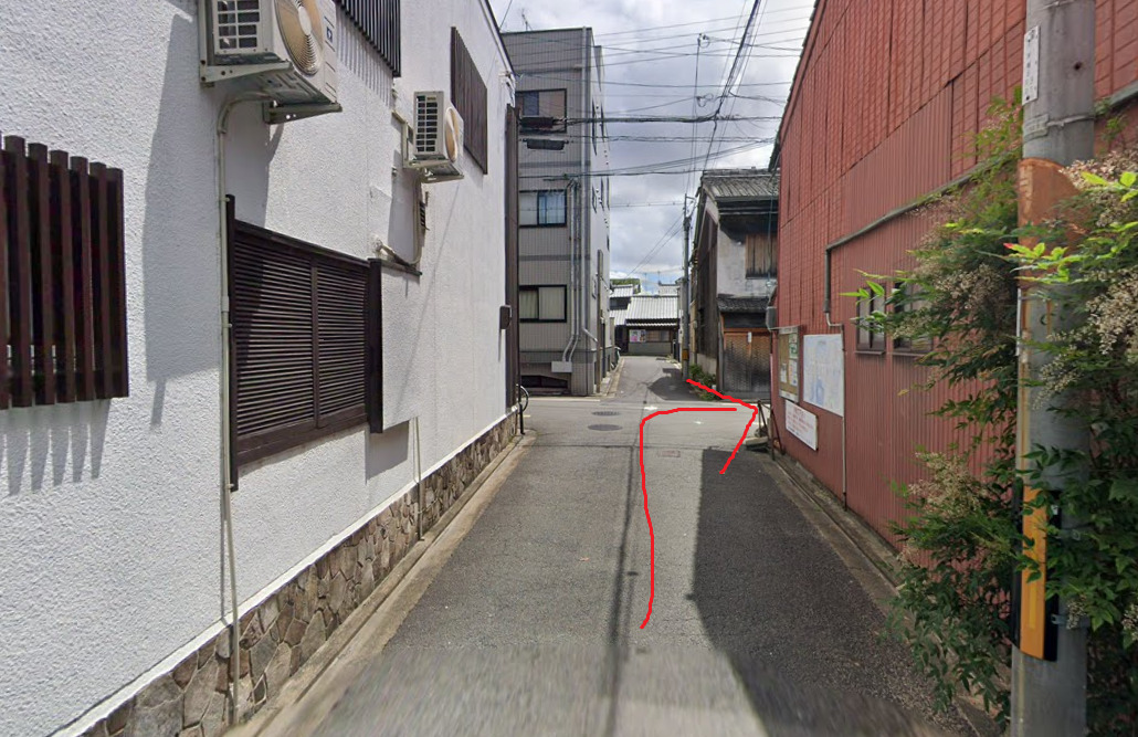 すぐの交差点を右折します。