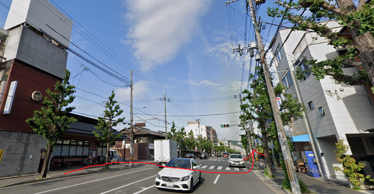 すぐの信号の横断歩道を渡り、反対側の歩道に移動しておきます。