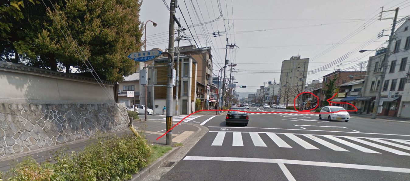 すぐの信号の横断歩道を渡ると、右側に大徳寺前バス停が見えてきます。