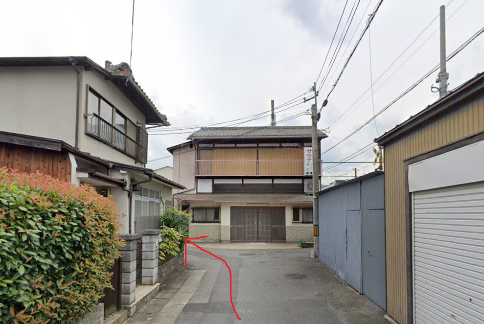すぐの突き当りを、左方向です。