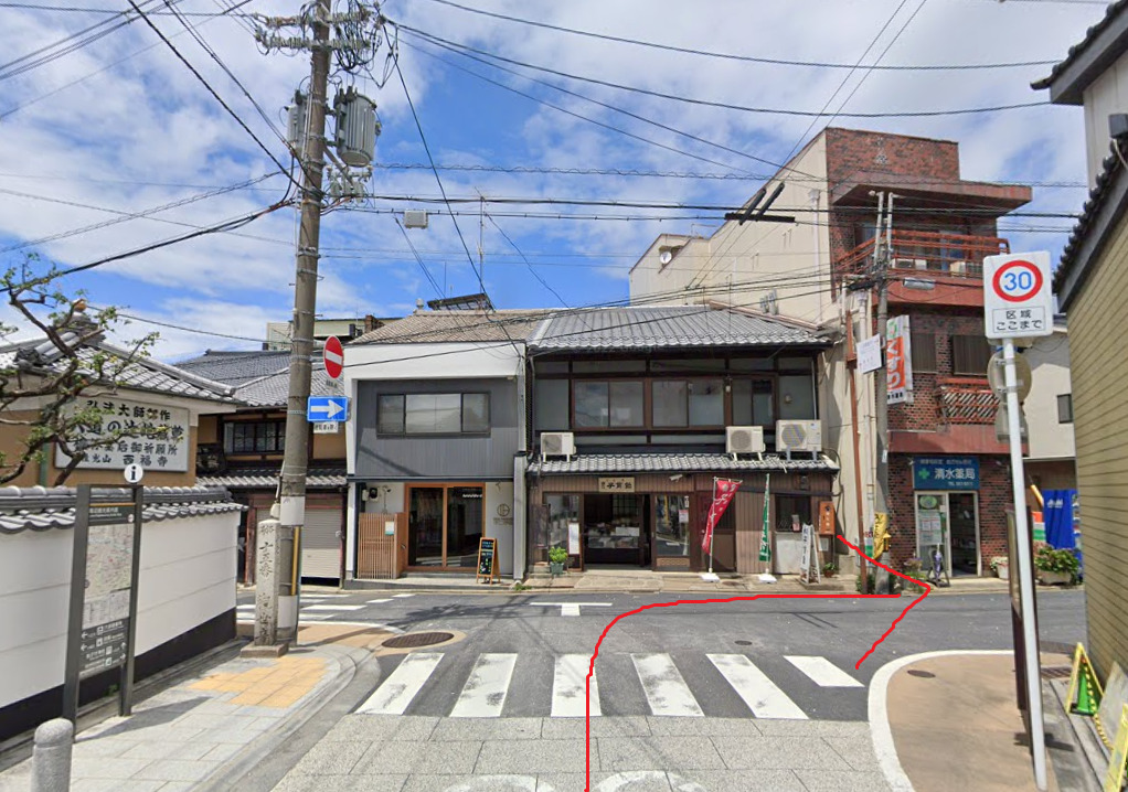 すぐの突き当りを右折します。
