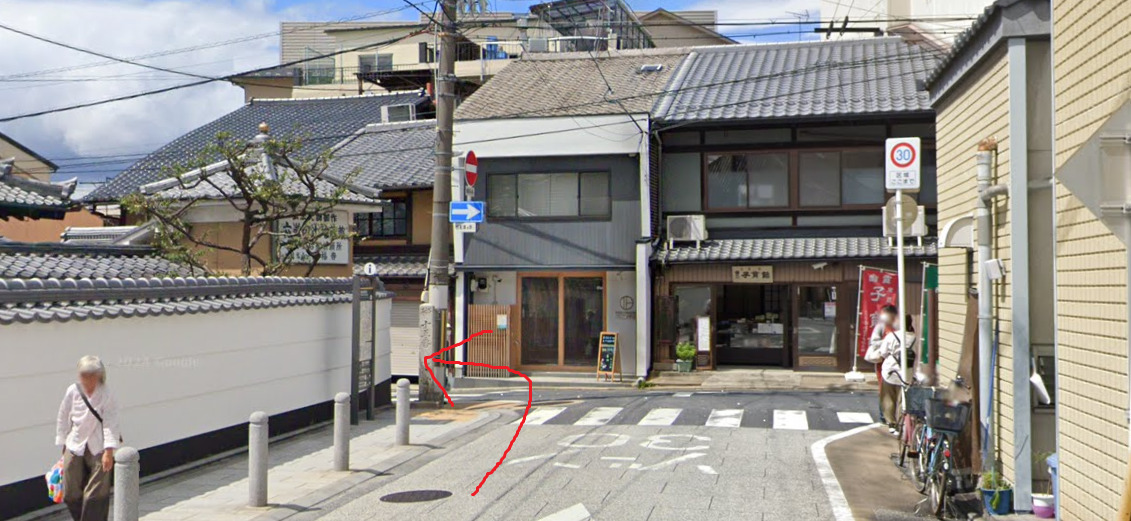 すぐの突き当りを左折します。