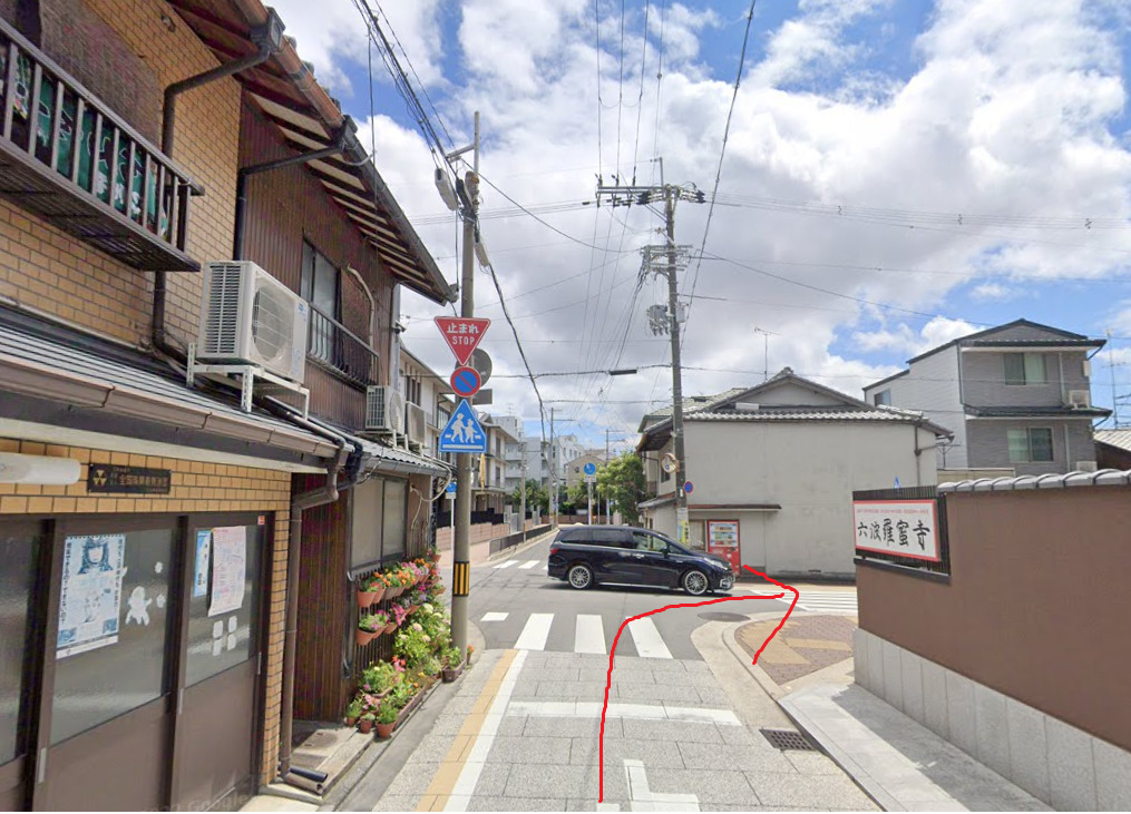 すぐを右折します。