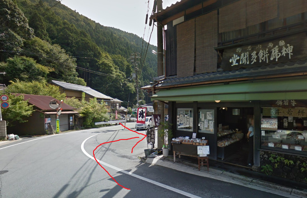 すぐを右折します