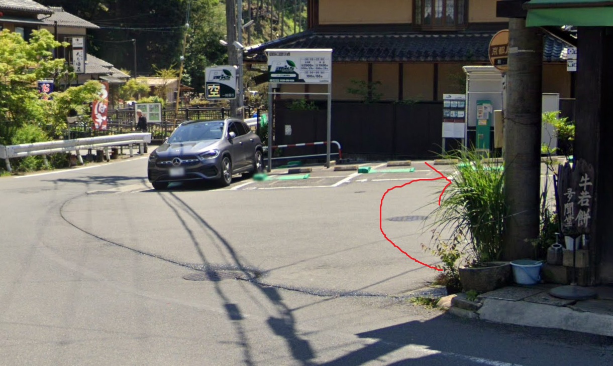 すぐを右折すると、鞍馬駅になります