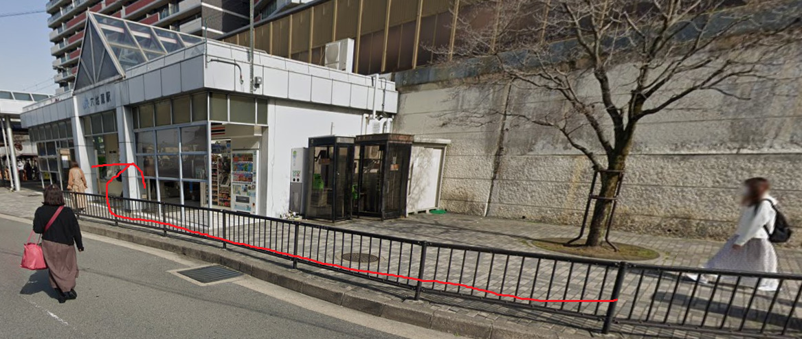すぐ右側に、JR六地蔵駅が見えてきます。