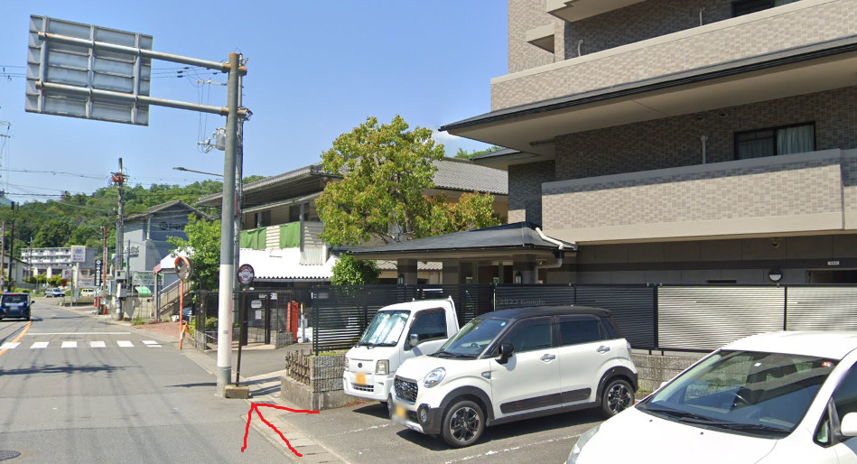 すぐ右側に、二軒茶屋バス停が見えてきます。