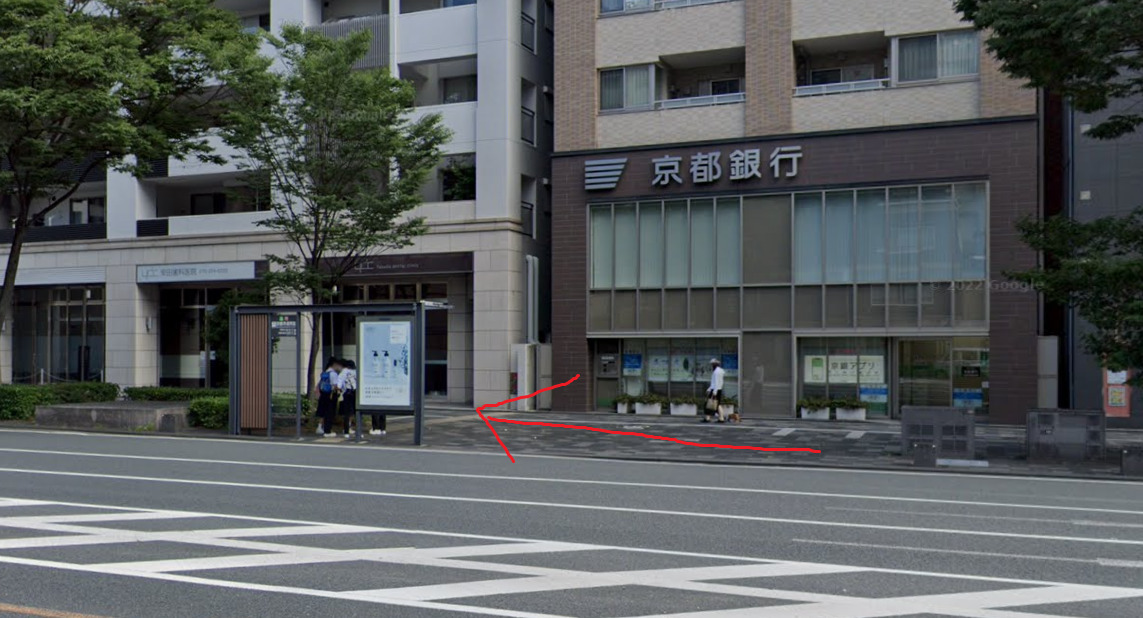 すぐ右側に、京都市役所前バス停が見えてきます。
