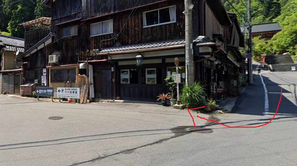 すぐ右側に、鞍馬バス停があります。