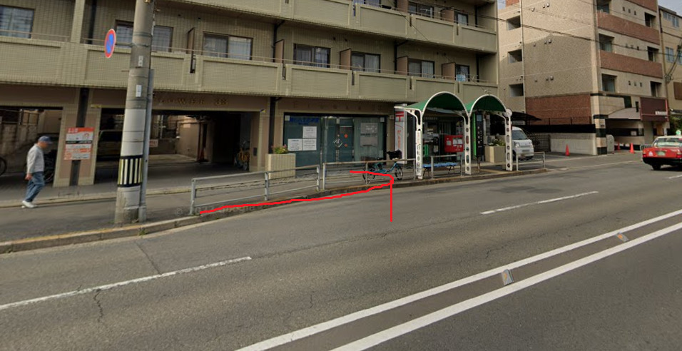 すぐ左側に、妙心寺前バス停が見えてきます。