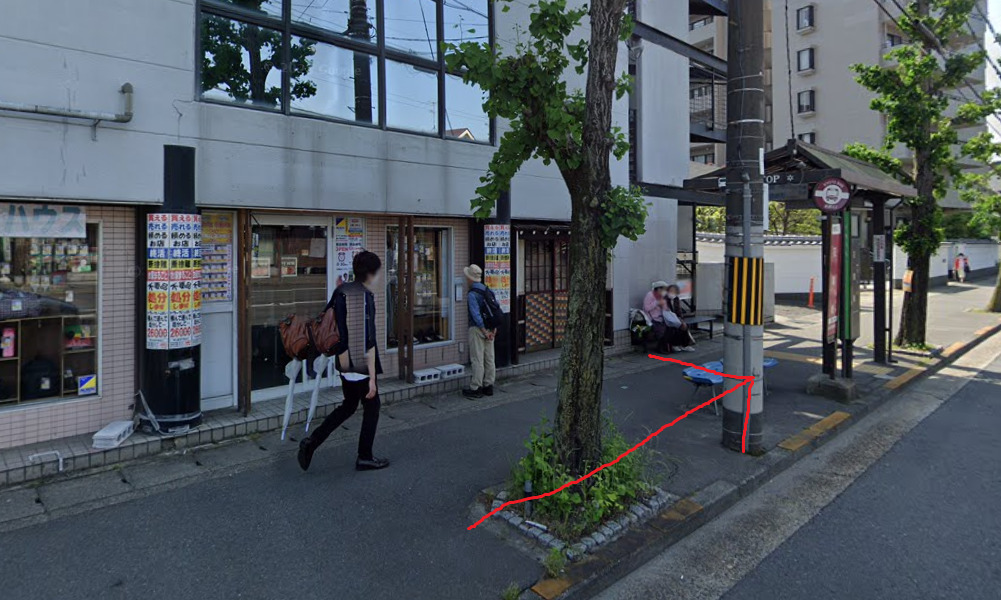 すぐ左側に、花園橋バス停が見えてきます。