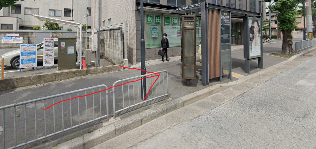 すぐ左側に、西ノ京円町バス停が見えてきます。