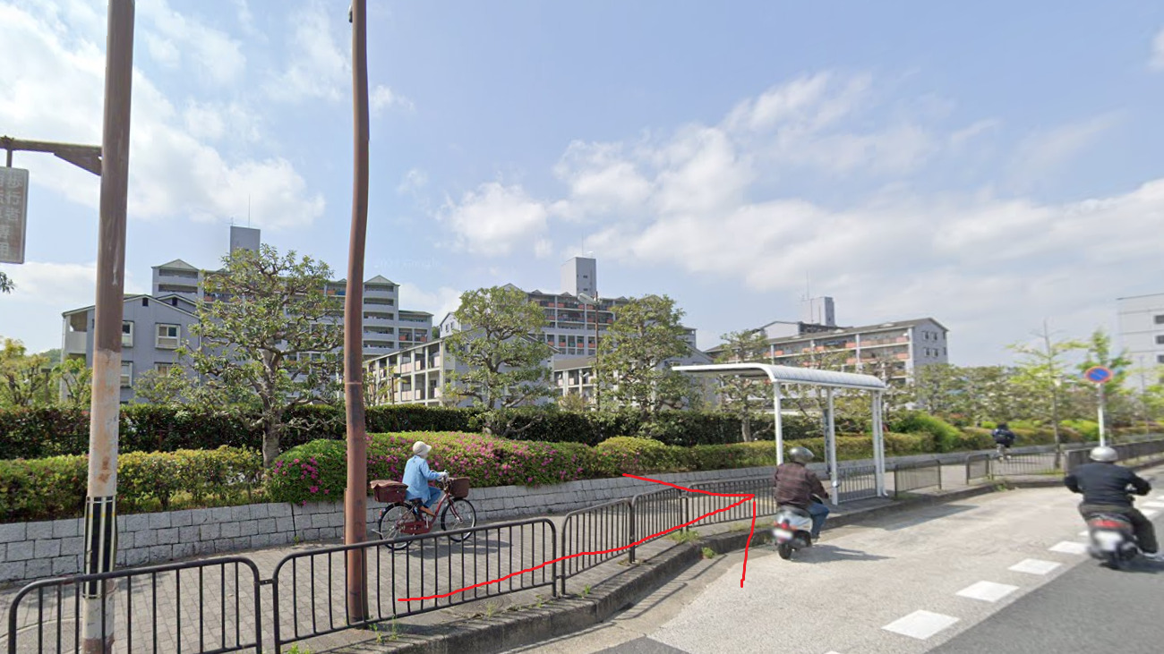 すぐ左側に、醍醐北西裏町バス停が見えてきます。