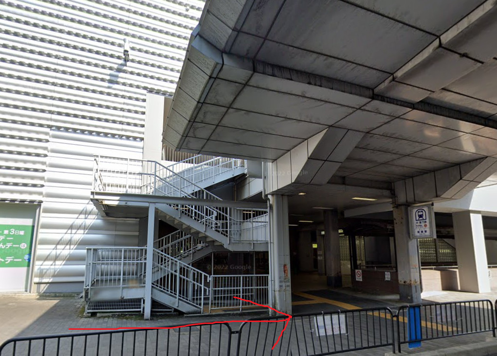 すぐ左側に、醍醐駅が見えてきます。