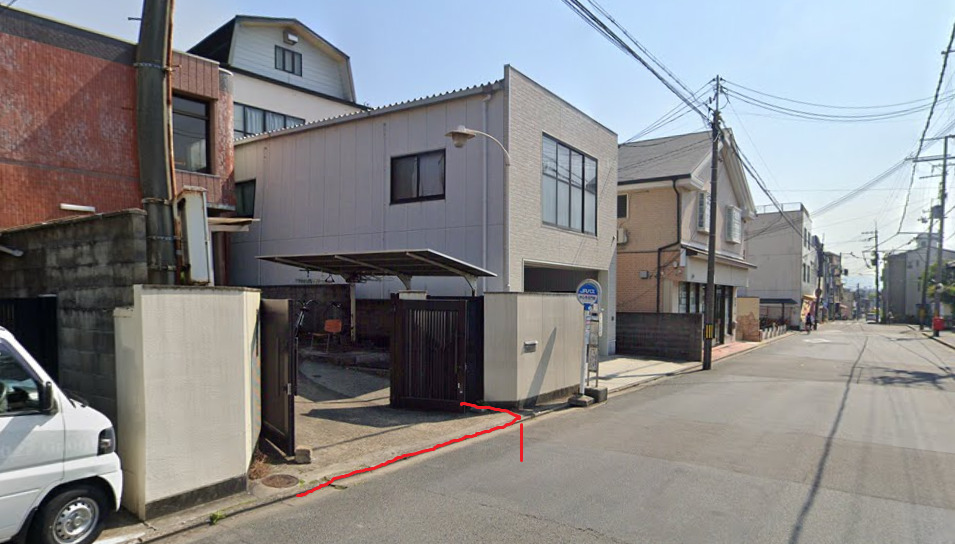 すぐ左側に妙心寺北門前バス停が見えてきます。