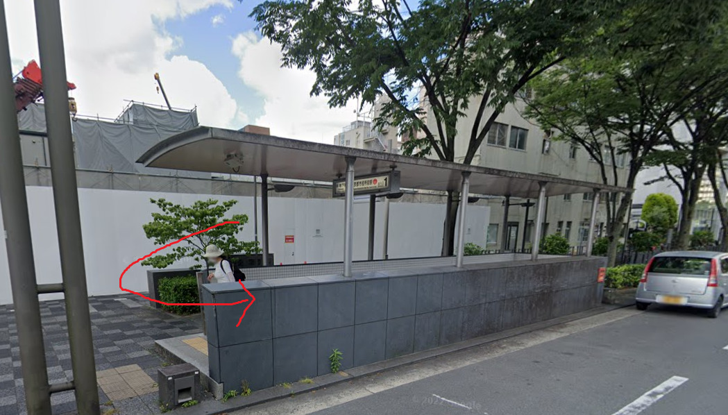 すると、すぐに京都市役所前駅が見えてきます。