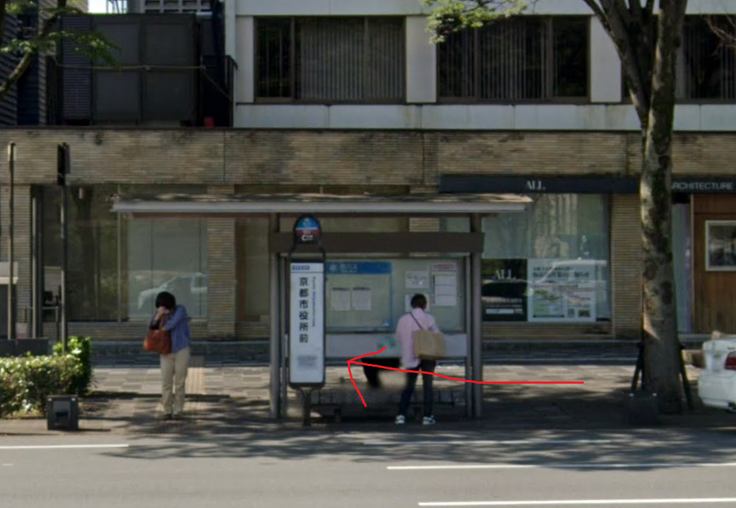 すると、すぐ右側に京都市役所前バス停が見えてきます。