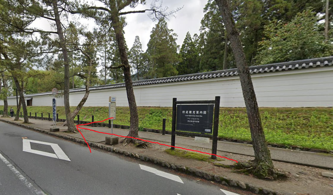 すると、すぐ右側に醍醐寺前バス停が見えてきます。