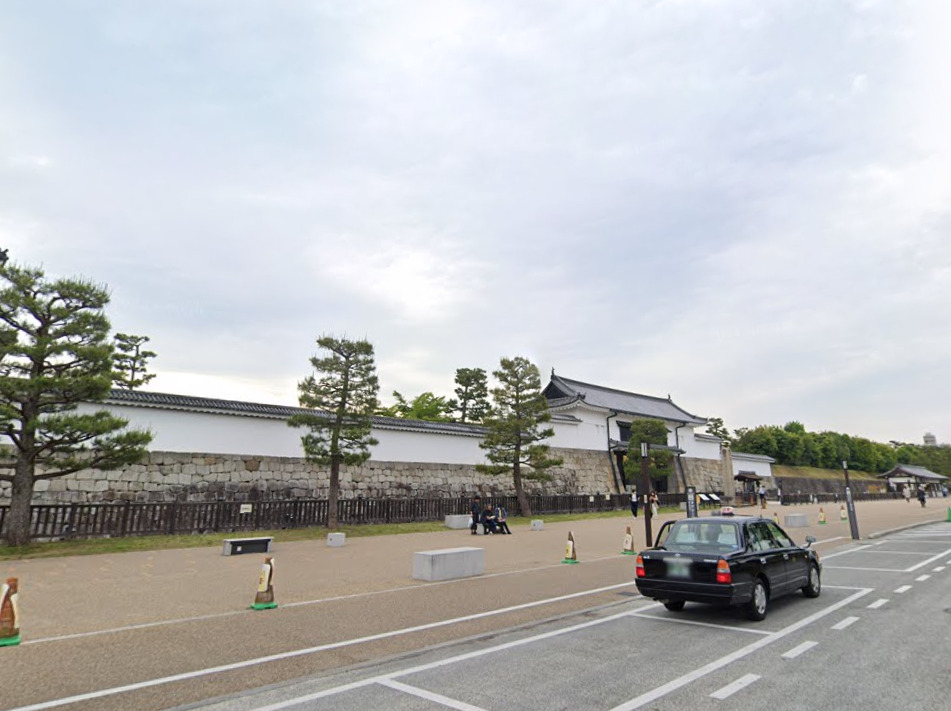 すると、すぐ左側に二条城が見えてきます。