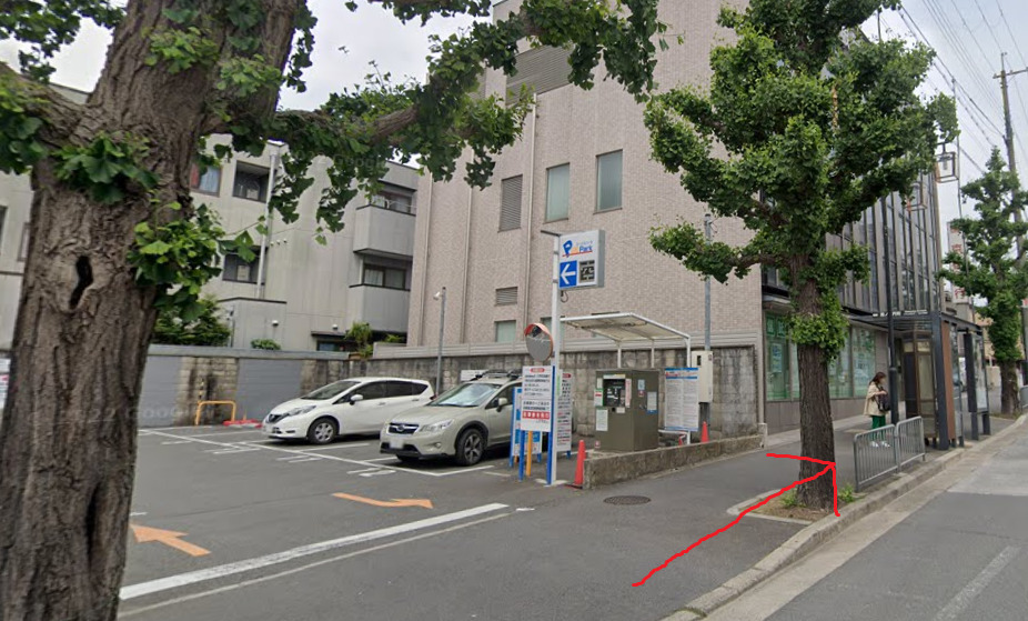 すると、すぐ左側に西ノ京円町バス停が見えてきます。
