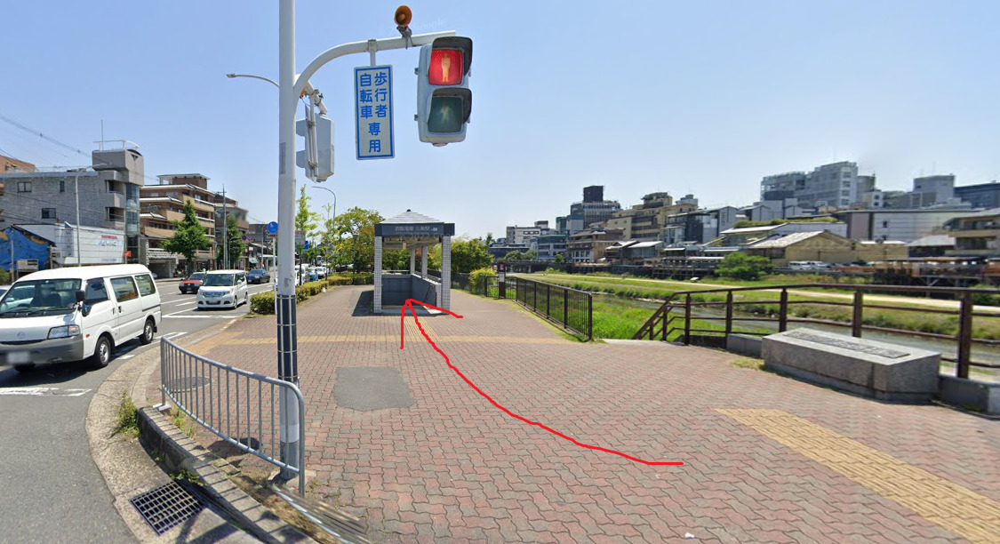 すると、三条駅が見えてきます。