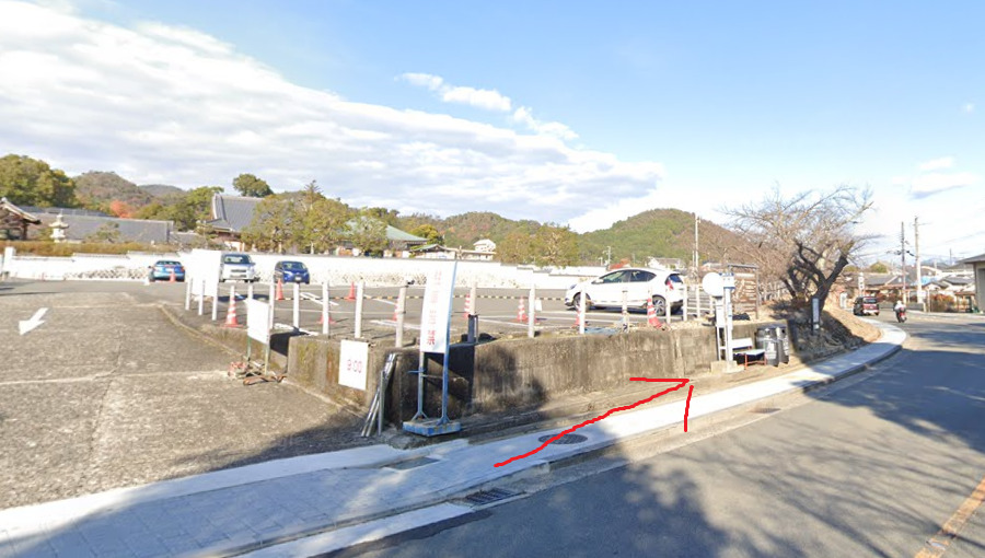 すると、左側に御室バス停が見えてきます。