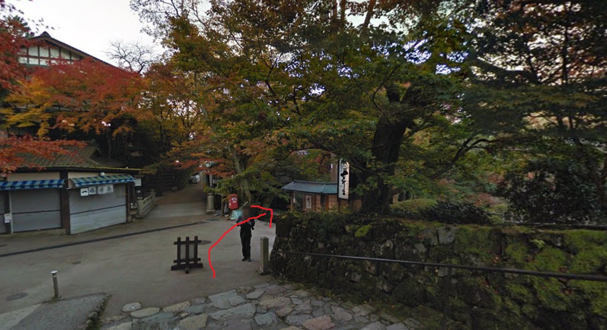 そして、まっすぐ進むと四つの分岐点に突き当たります。ここが迷いやすいところです。右側の階段を降ります。